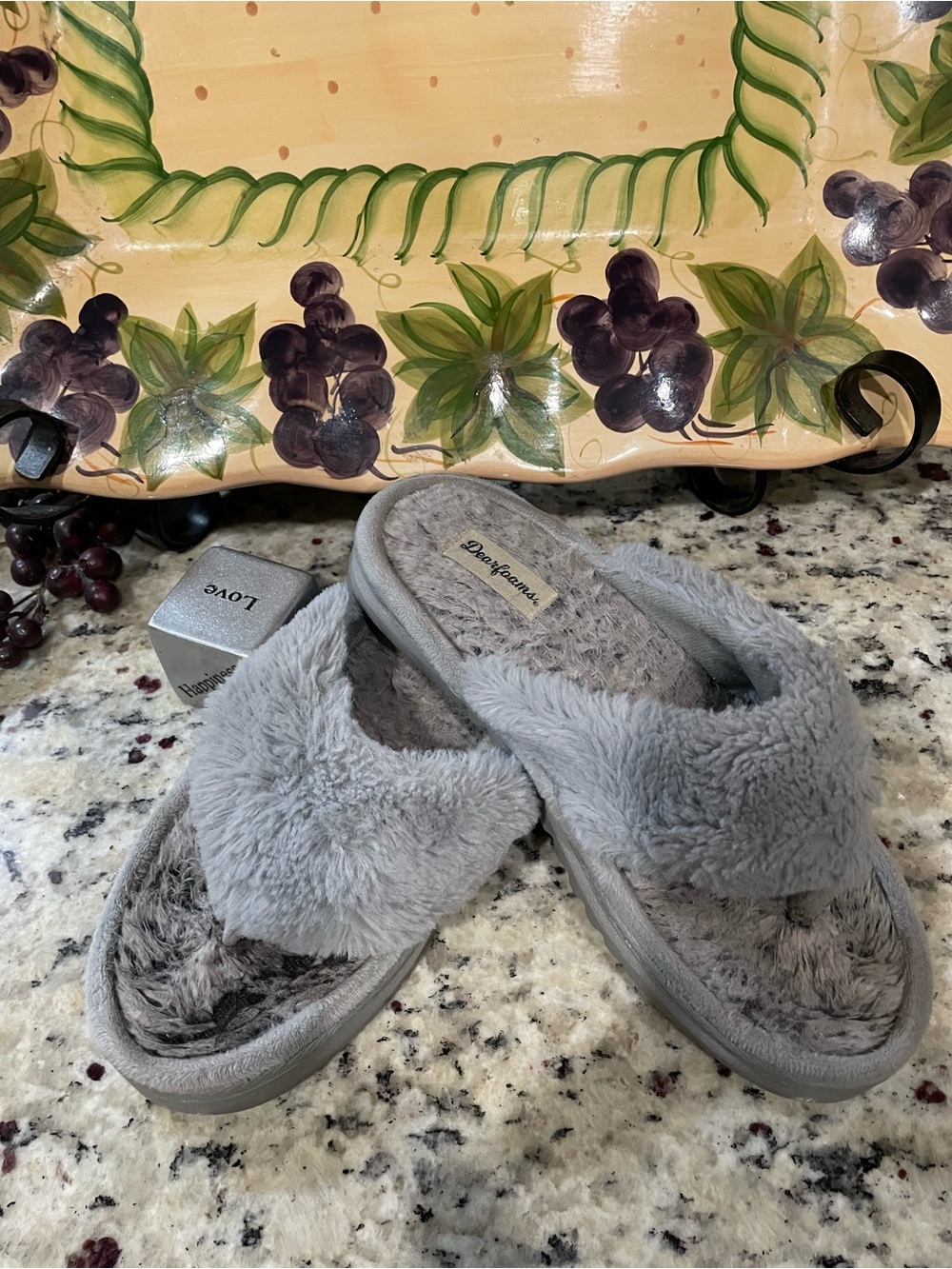 DEARFOAMS fuzzy gray slippers Thongs size Medium (7-8) Foot Comfort Memory Foam